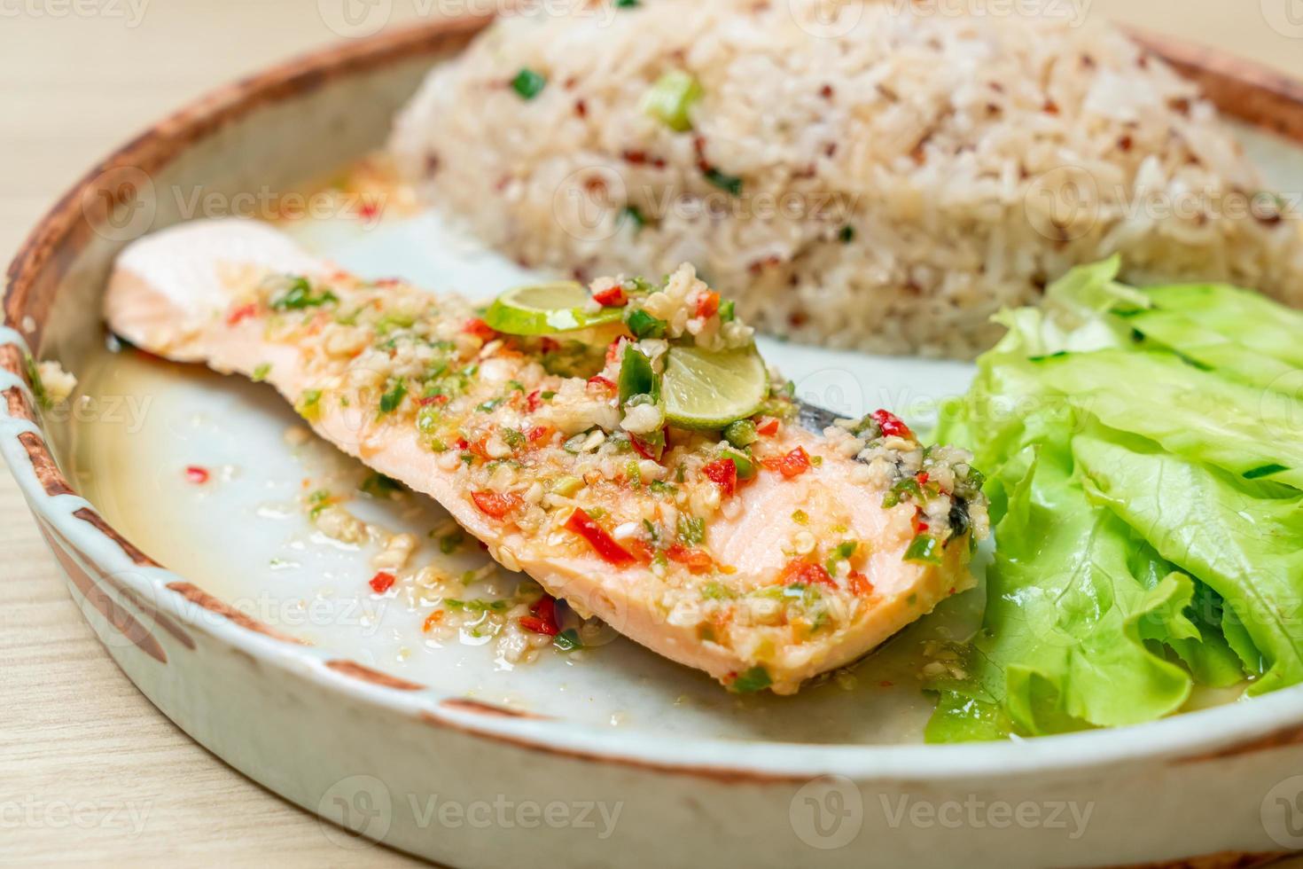 riso fritto di quinoa con salmone al vapore in salsa di peperoncino al lime - stile di cibo sano foto