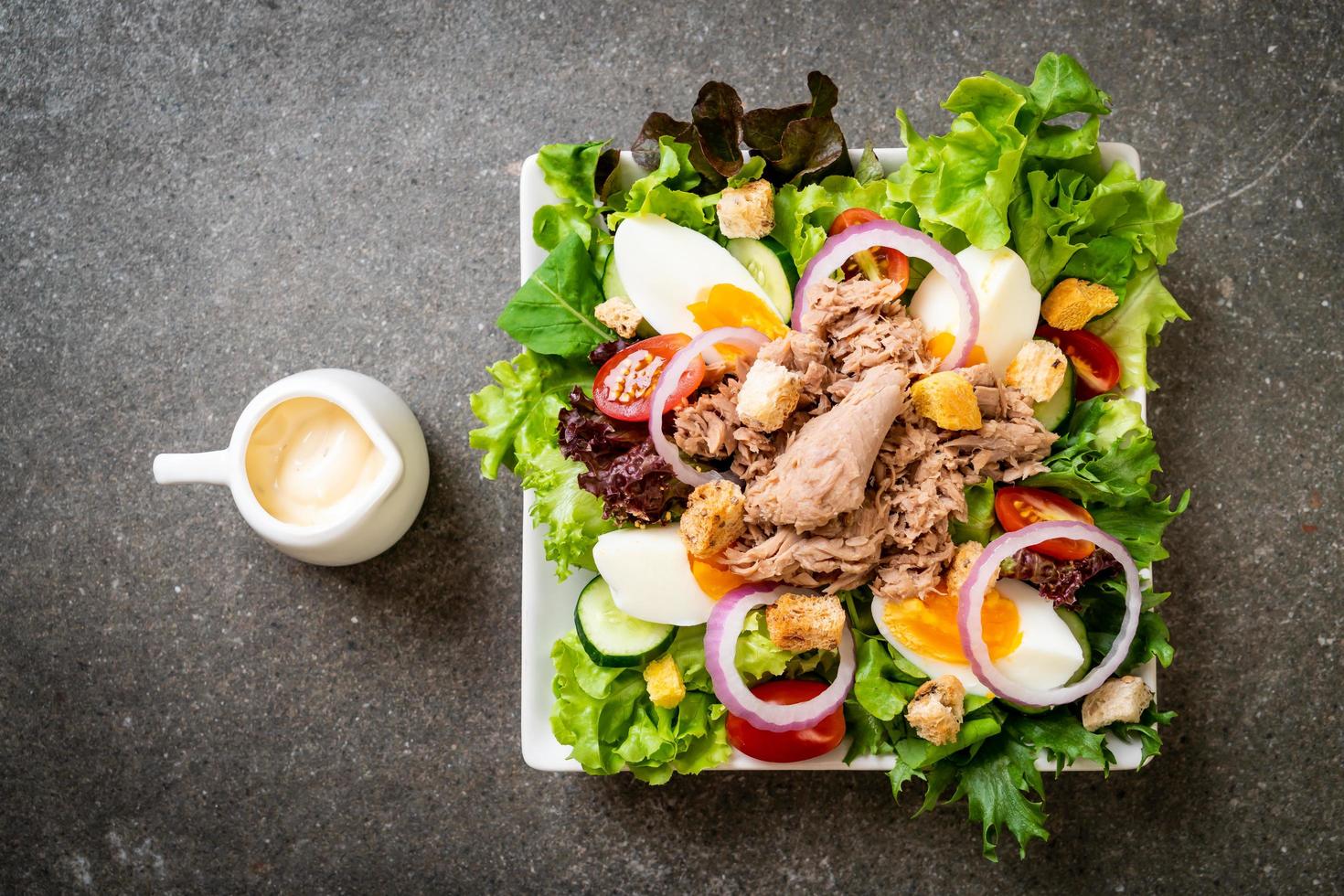 tonno con insalata di verdure e uova foto