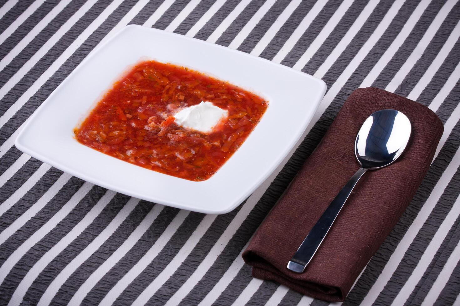 borsch nel piatto bianco foto