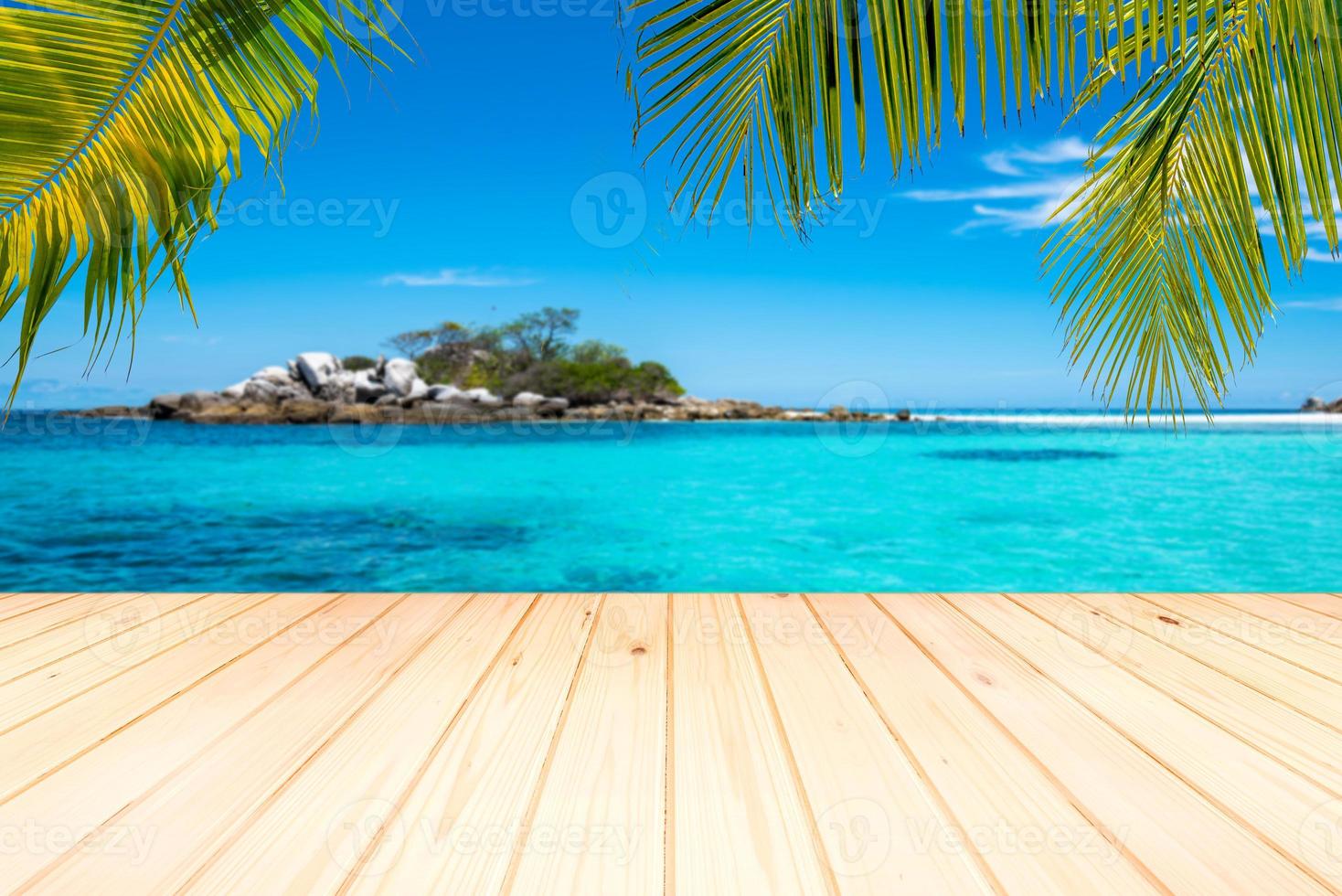 pavimento in legno o tavolato sullo sfondo del mare calmo. foto