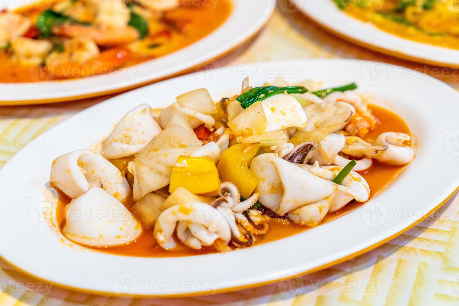 calamari saltati in padella con uovo al sale - stile di mare foto