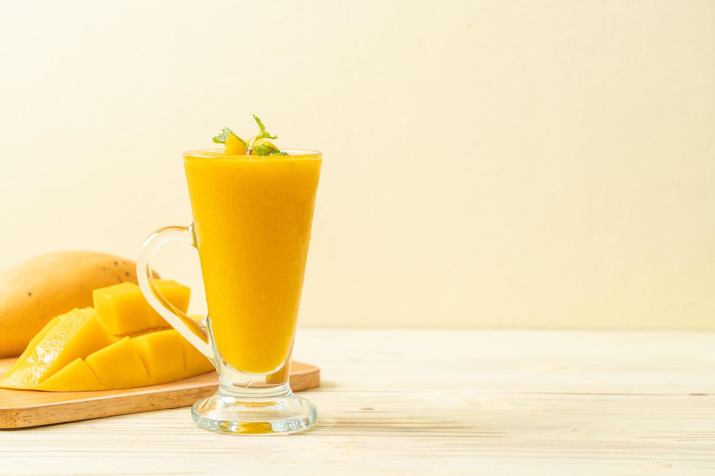 frullati di mango fresco - concetto di cibo e bevande sani foto