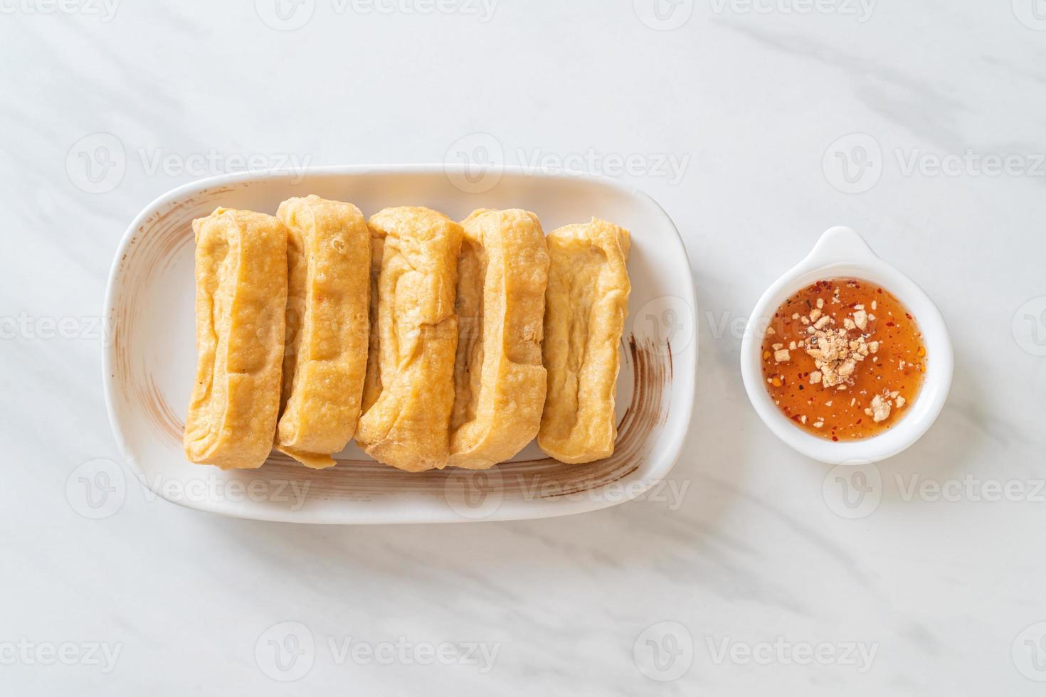 tofu fritto con salsa - stile vegano e vegetariano foto