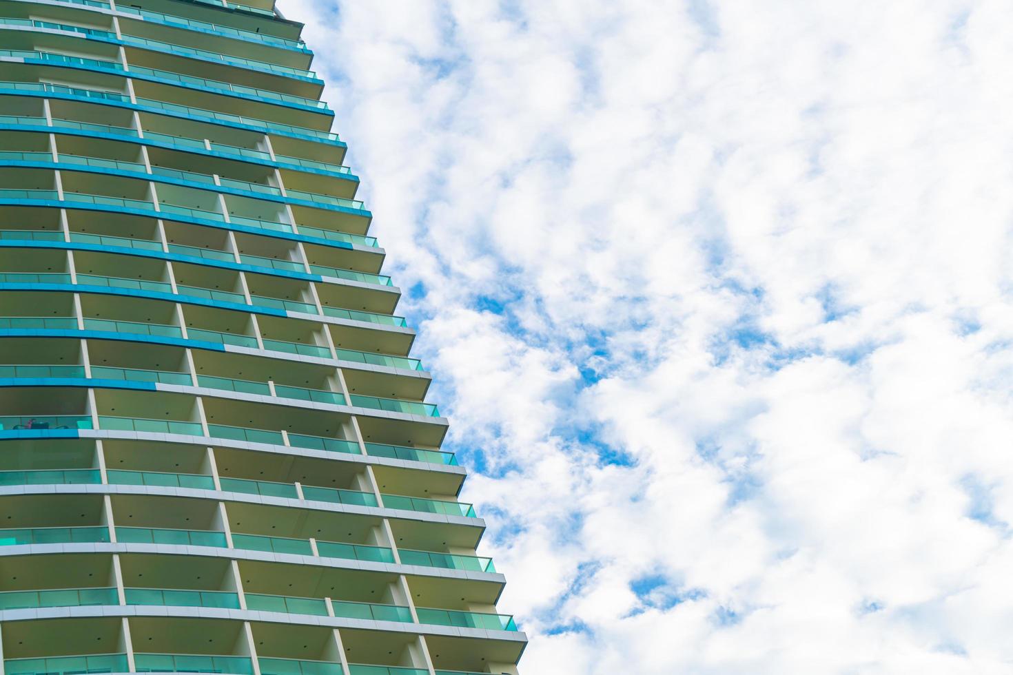 edificio con cielo nuvoloso e copia spazio foto