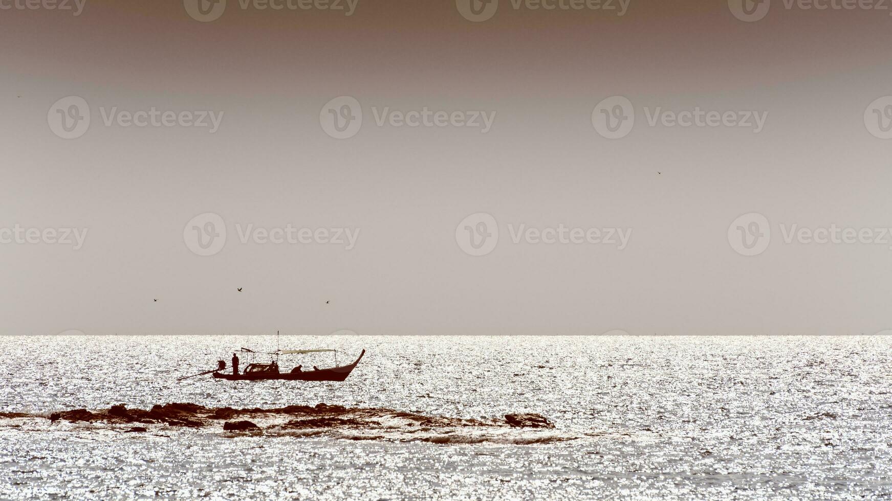 silhouette nativo pesca barca nel nero di seppia colori foto
