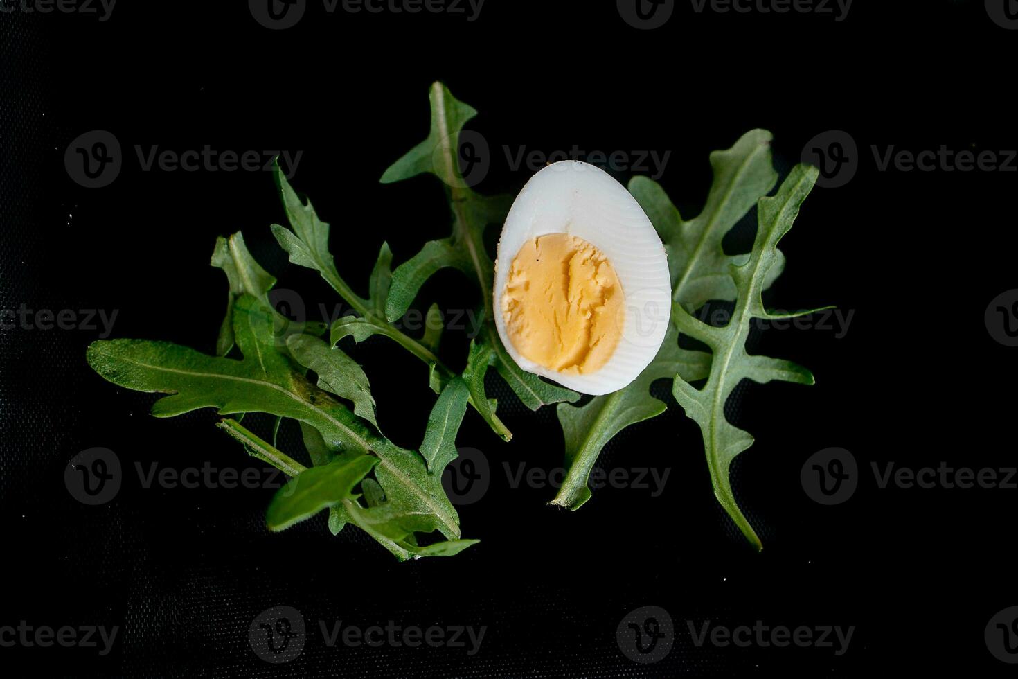 Pasqua carta con uovo su un' nero sfondo e verde le foglie foto