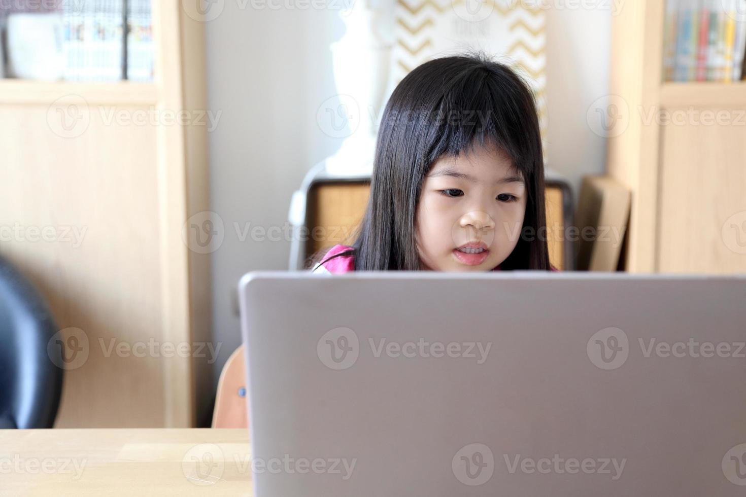 bambino con laptop foto
