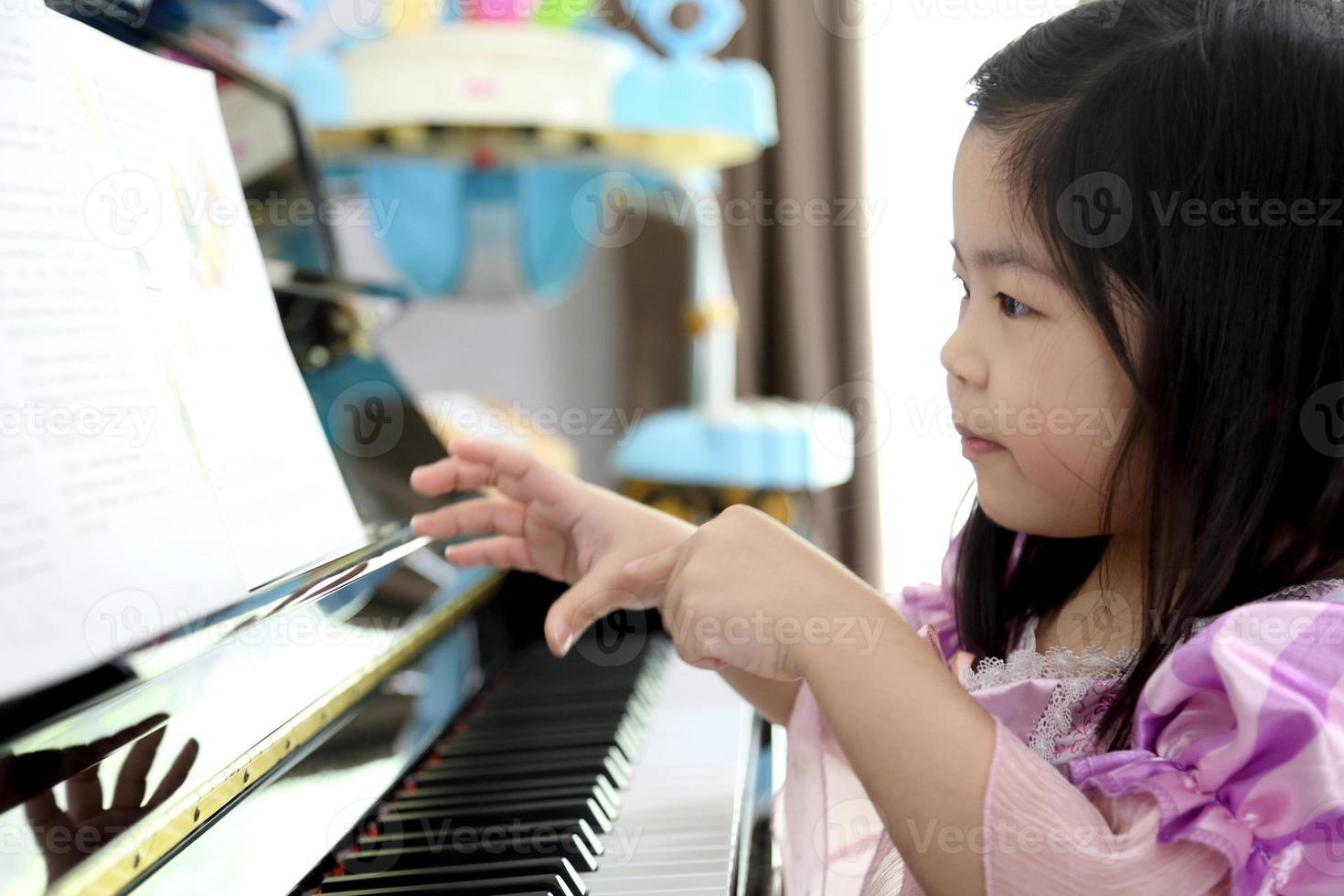 ragazza che suona il pianoforte foto