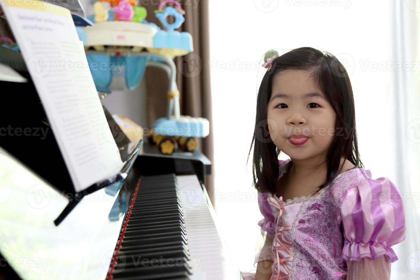 ragazza che suona il pianoforte foto