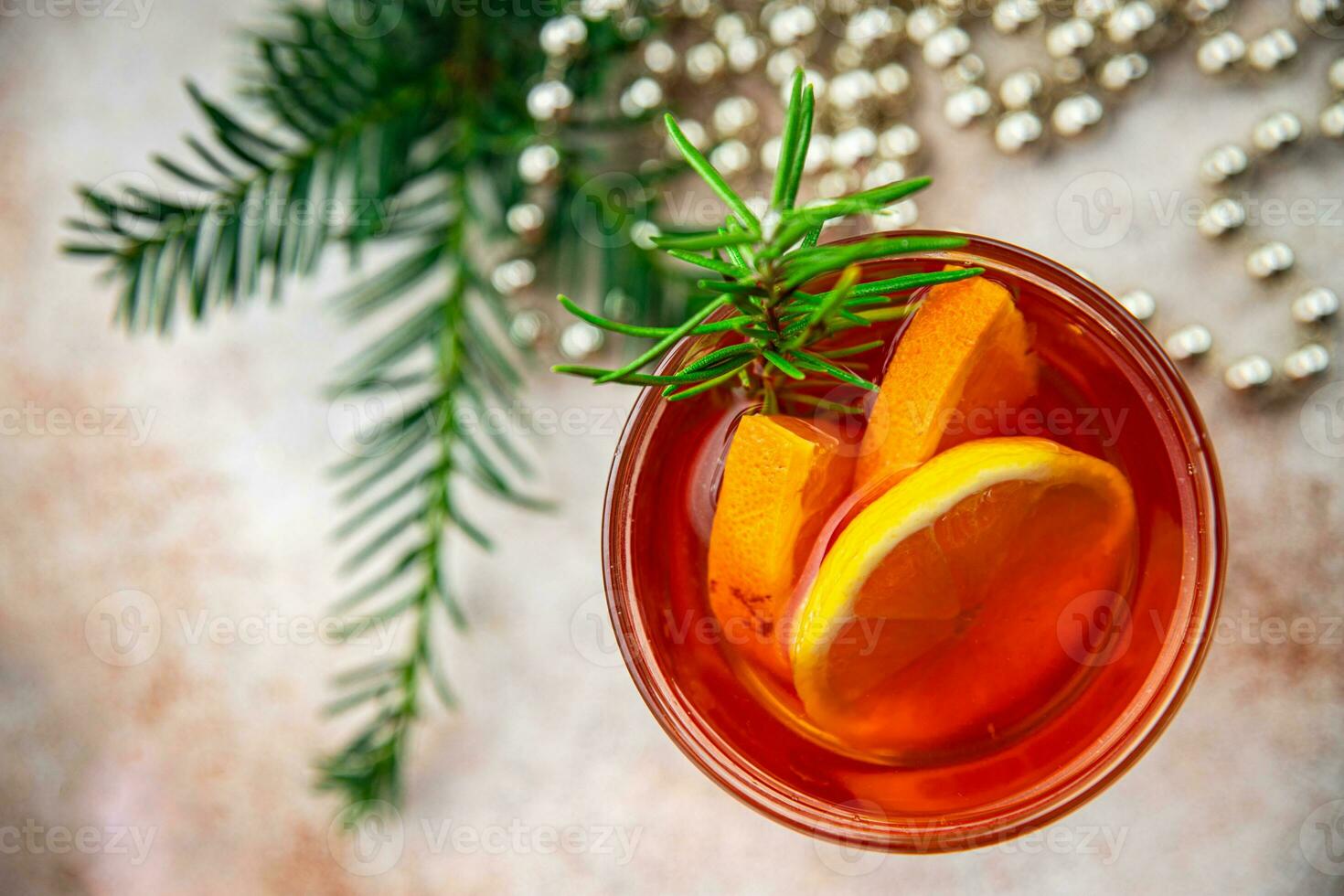 Natale vin brulé vino cocktail agrume e rosmarino tradizionale bevanda nuovo anno vacanza aperitivo pasto cibo merenda su il tavolo foto