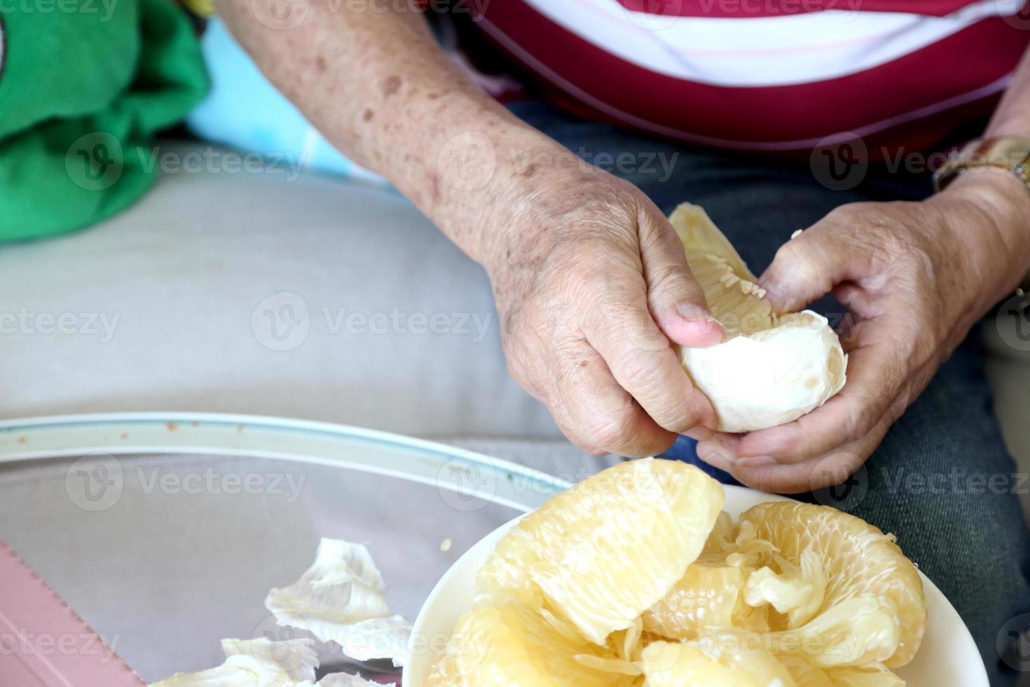 sbucciare il pomelo foto