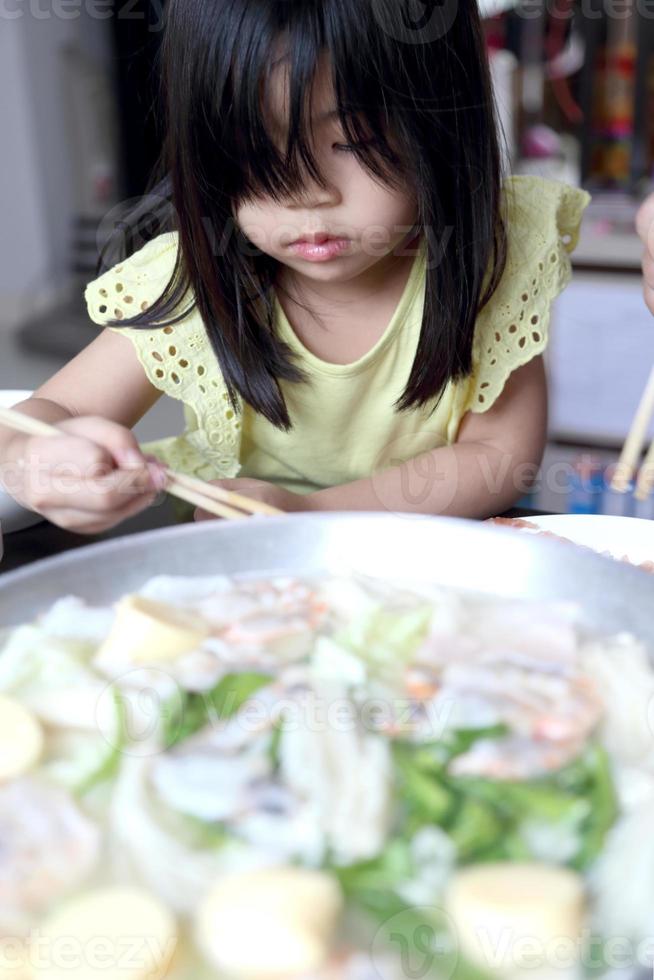 il bambino si diverte a mangiare foto