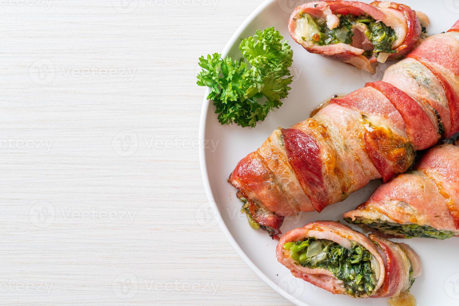 rotolo di pancetta al forno ripieno di spinaci e formaggio foto