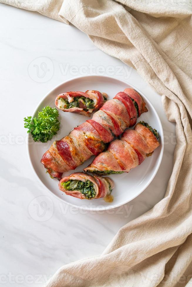 rotolo di pancetta al forno ripieno di spinaci e formaggio foto