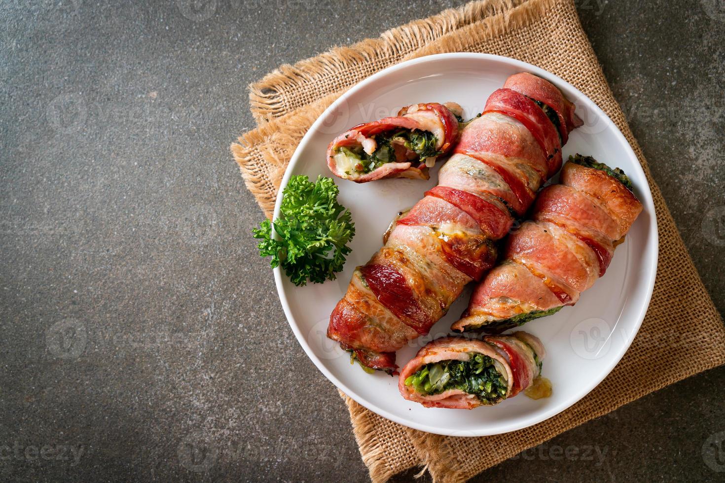 rotolo di pancetta al forno ripieno di spinaci e formaggio foto