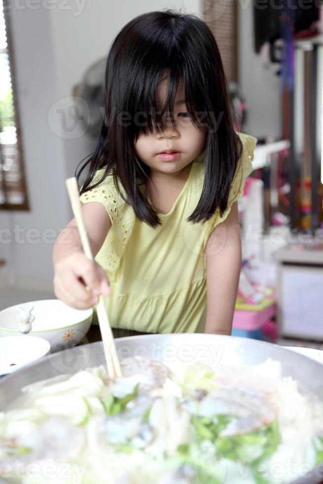 bambino che mangia foto