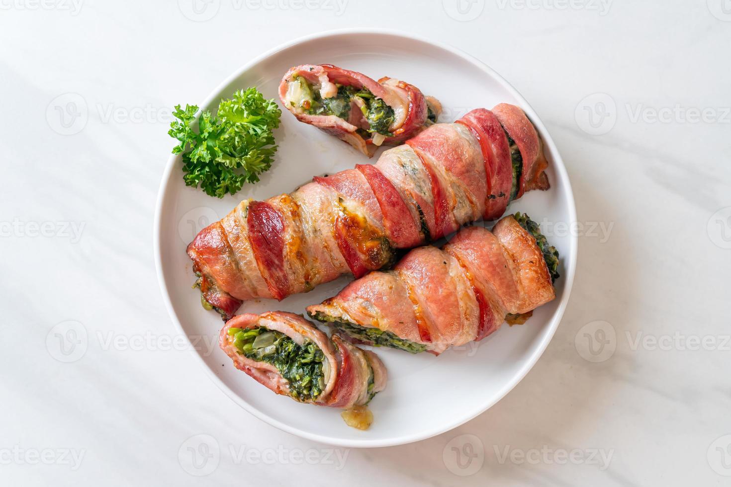 rotolo di pancetta al forno ripieno di spinaci e formaggio foto