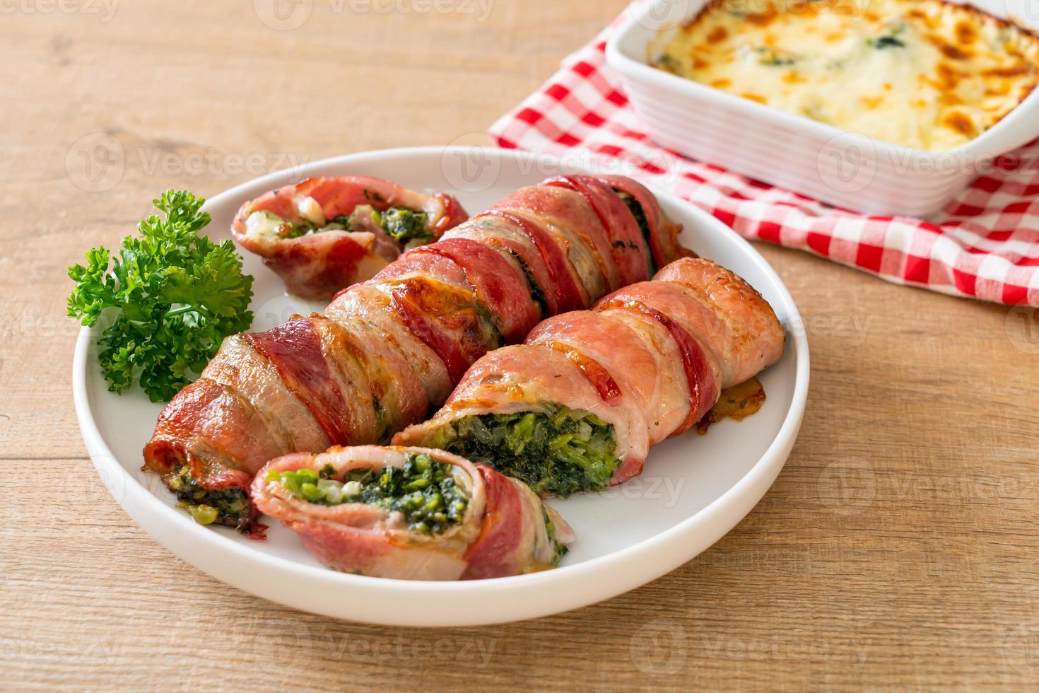 rotolo di pancetta al forno ripieno di spinaci e formaggio foto