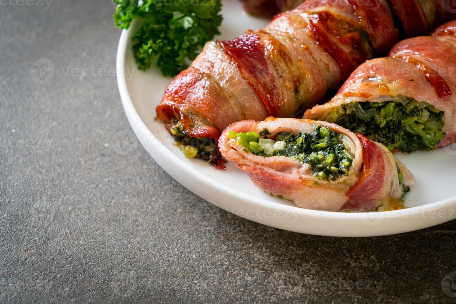 rotolo di pancetta al forno ripieno di spinaci e formaggio foto