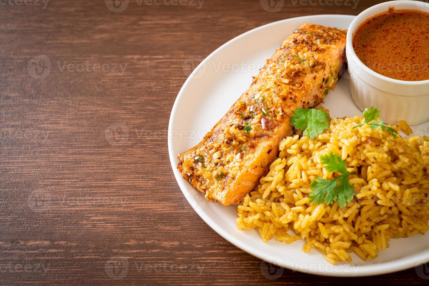 tandoori di salmone scottato in padella con riso masala - stile cibo musulmano foto