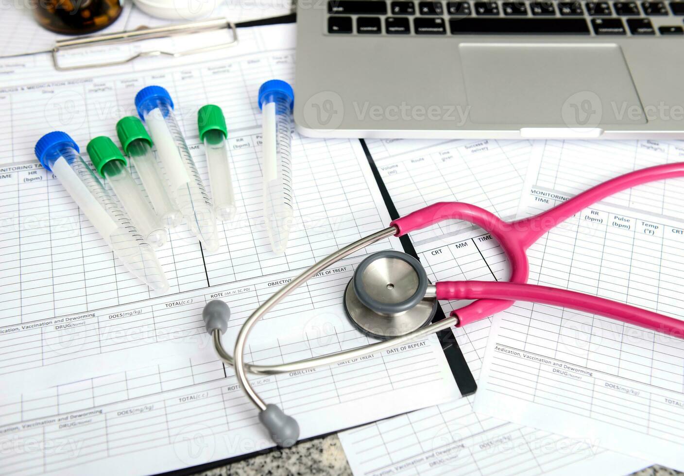 stetoscopio e labtop e altro medico oggetto foto