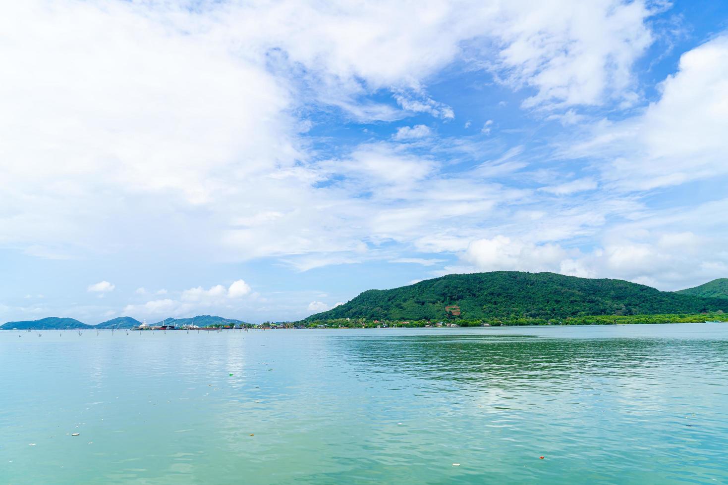 vista sulla baia con cielo blu a Songkla, Thailandia foto
