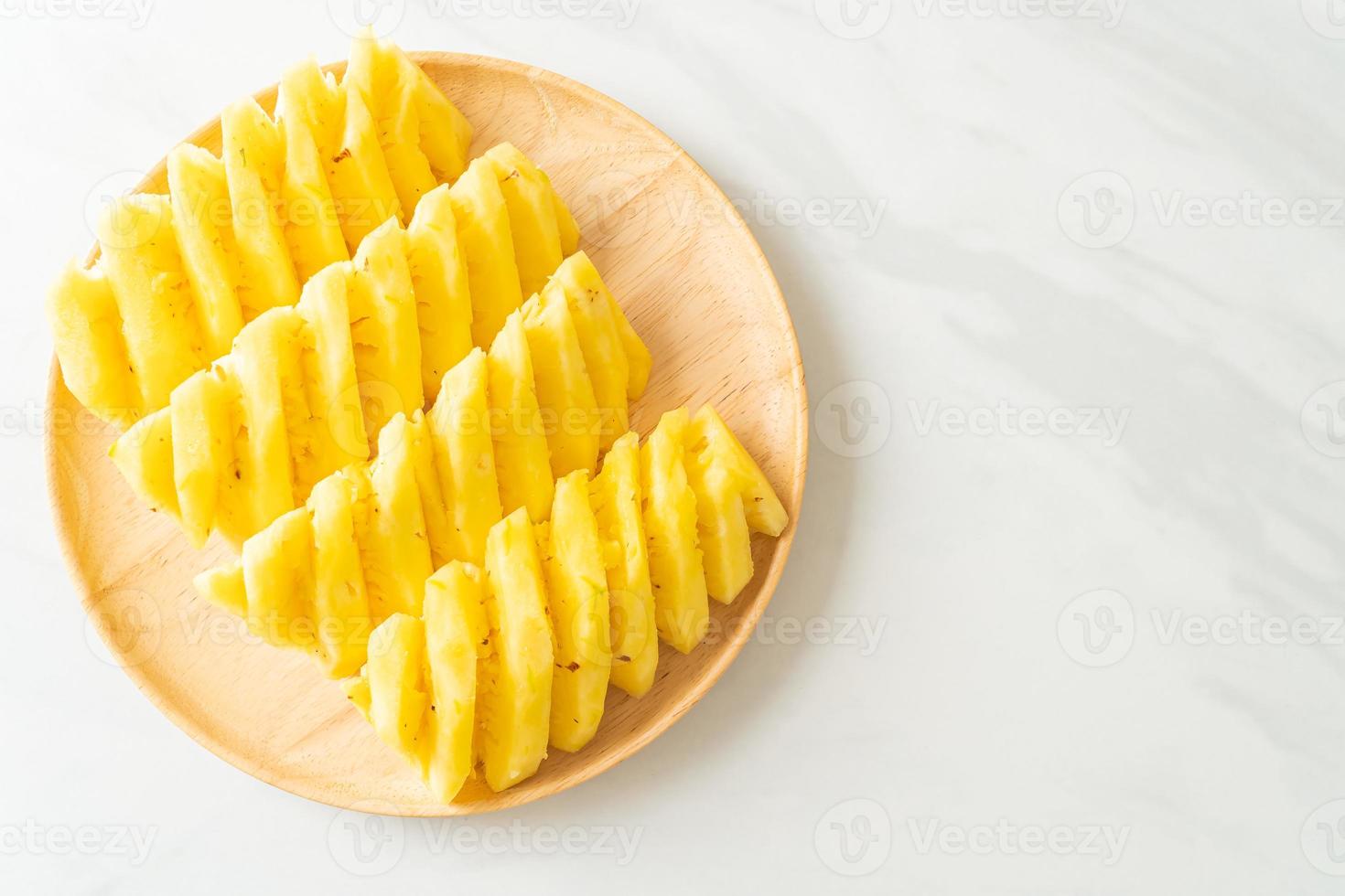 ananas fresco affettato su piatto bianco foto