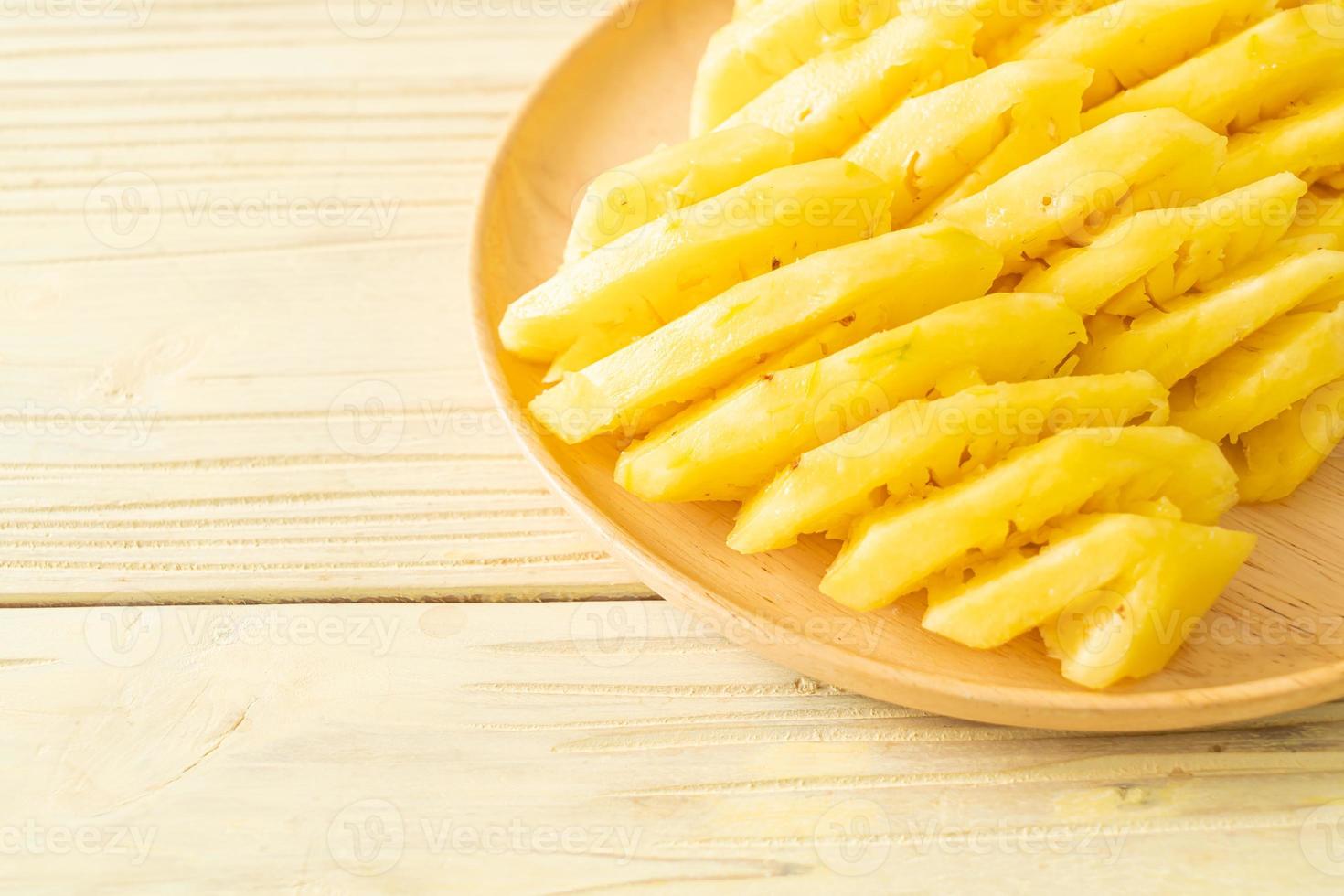 ananas fresco affettato su piatto bianco foto