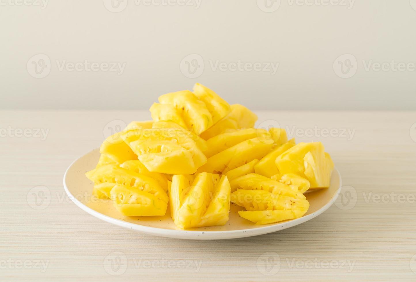 ananas fresco affettato su piatto bianco foto