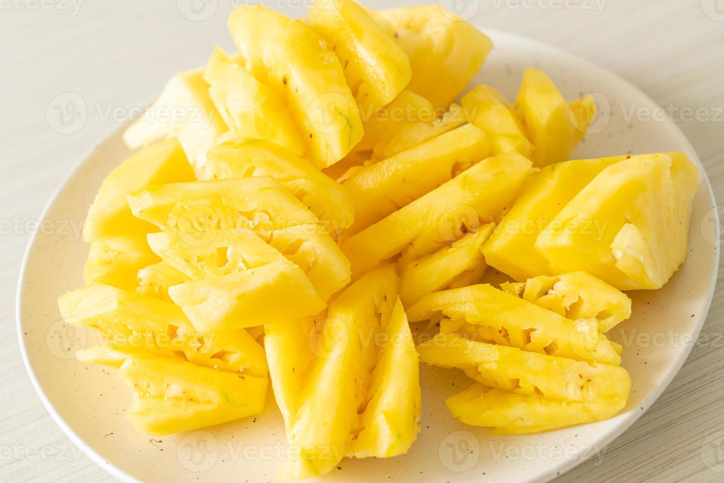 ananas fresco affettato su piatto bianco foto