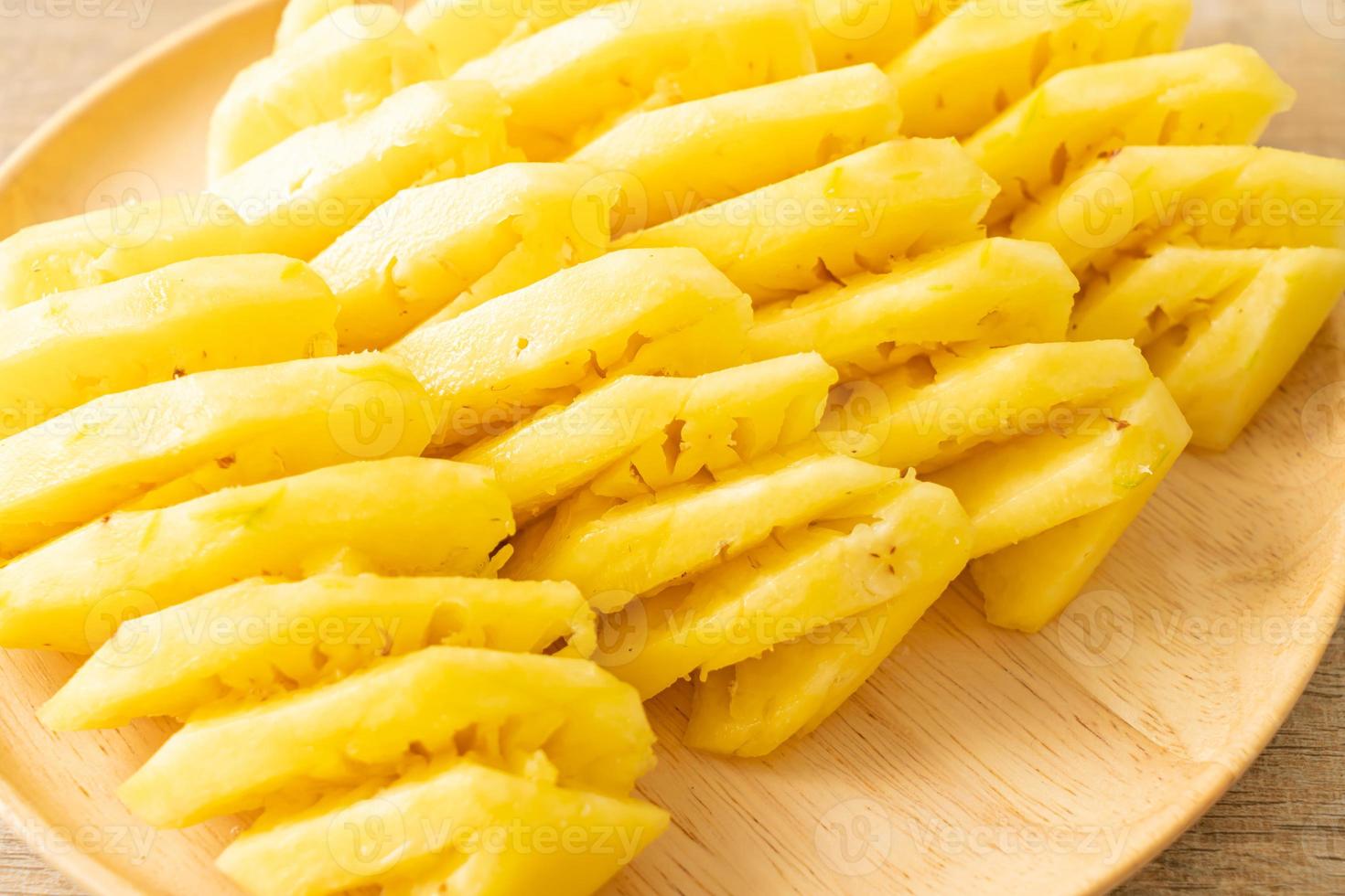 ananas fresco affettato su piatto bianco foto