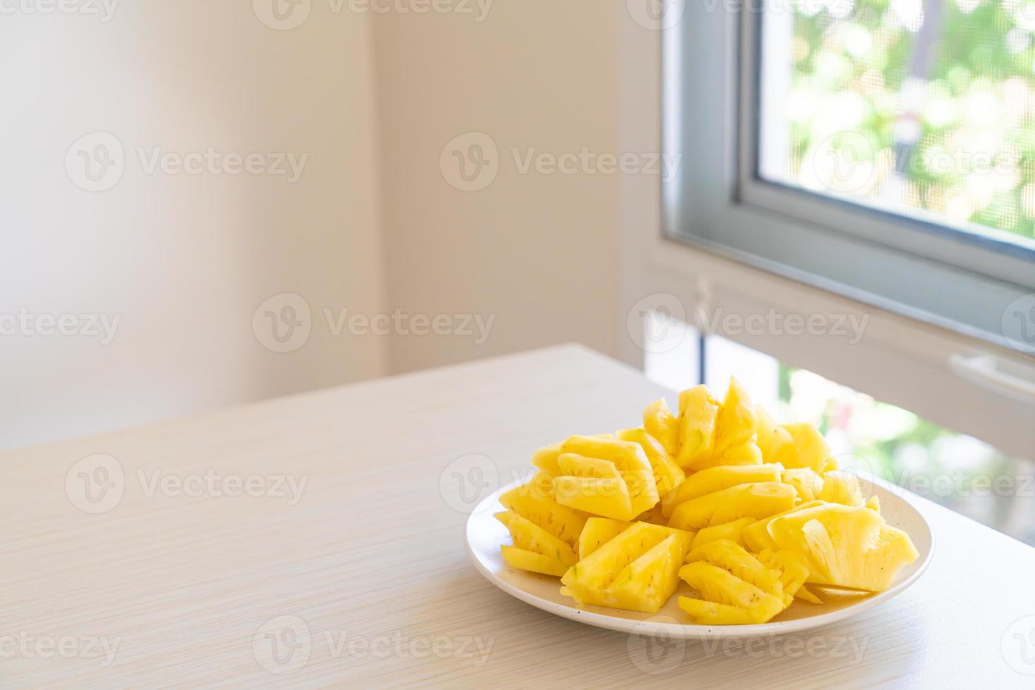 ananas fresco affettato su piatto bianco foto
