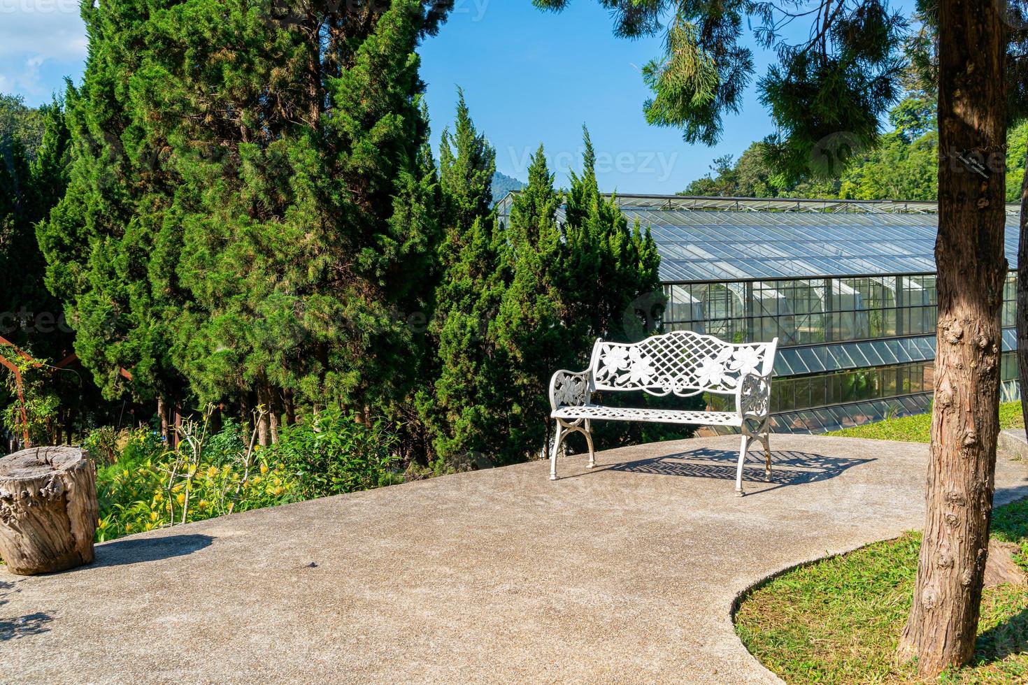 sedia bianca vuota in giardino foto