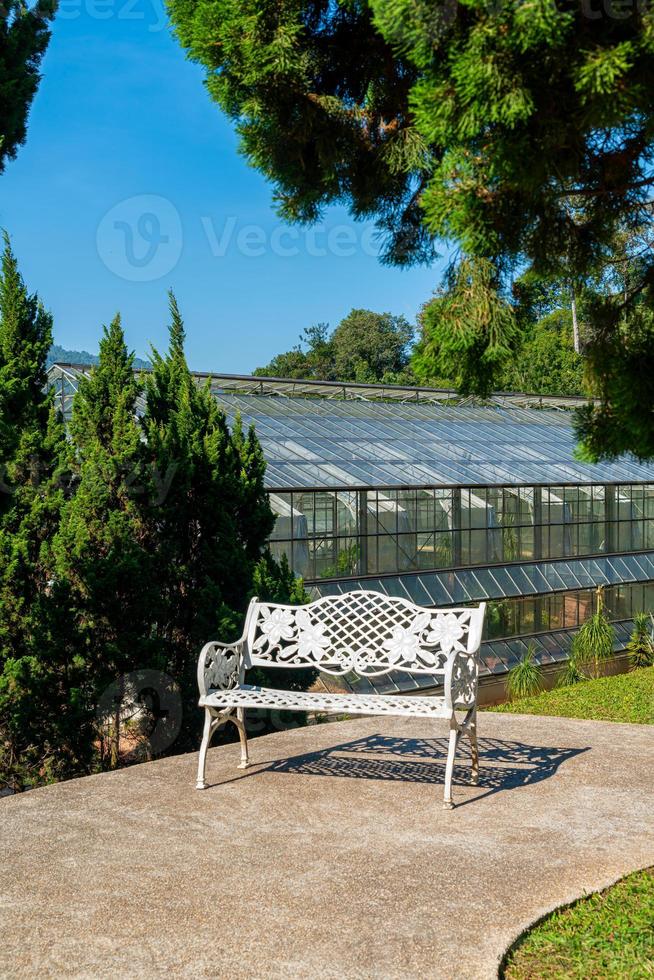 sedia bianca vuota in giardino foto