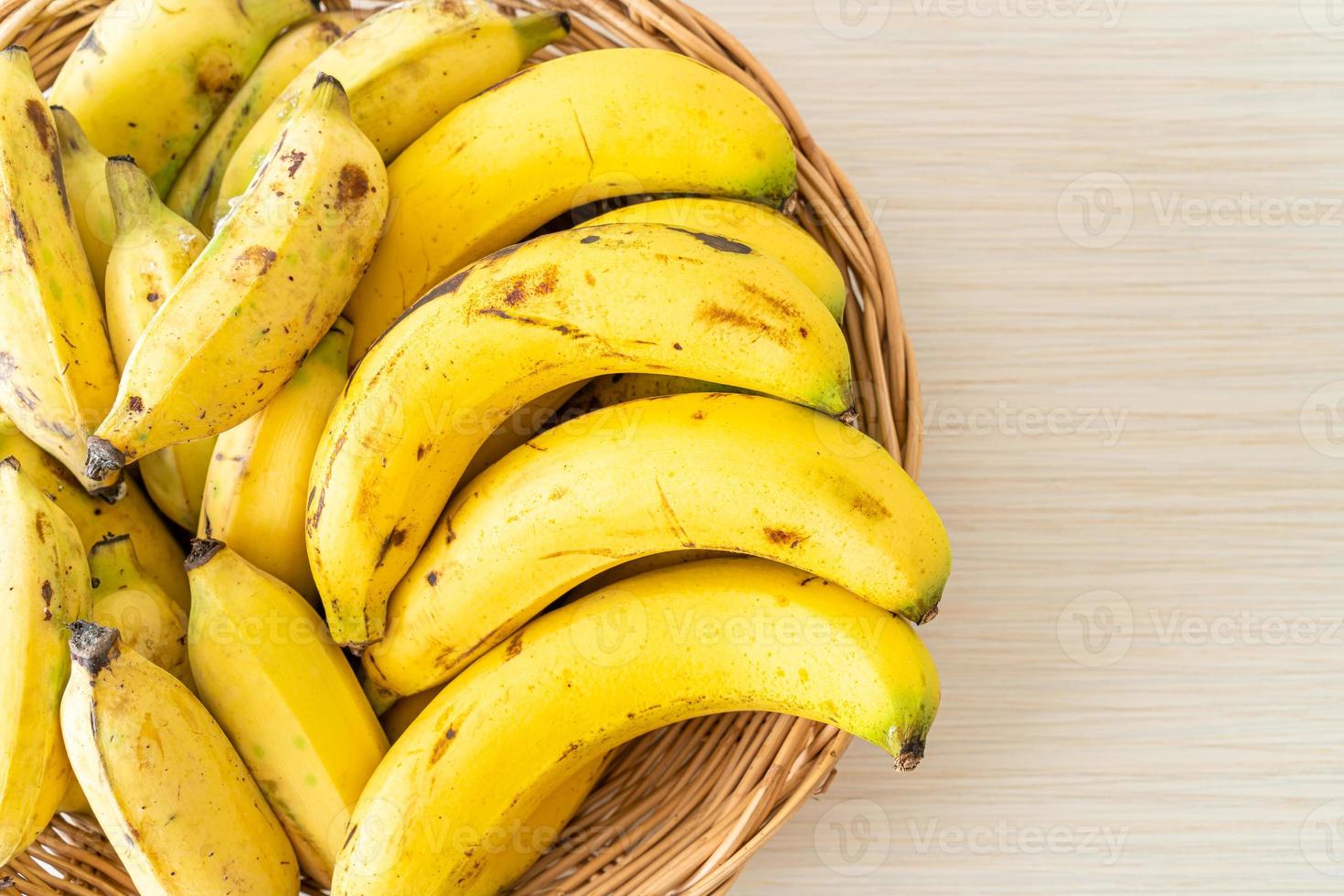 banane gialle fresche in cestino sul tavolo foto