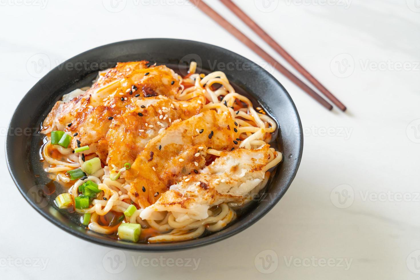 noodles ramen con gyoza o gnocchi di maiale - stile cibo asiatico foto