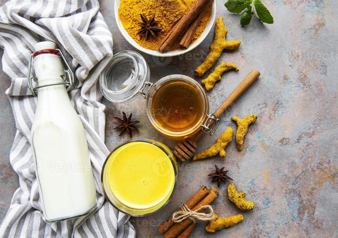 bevanda al latte alla curcuma gialla. foto