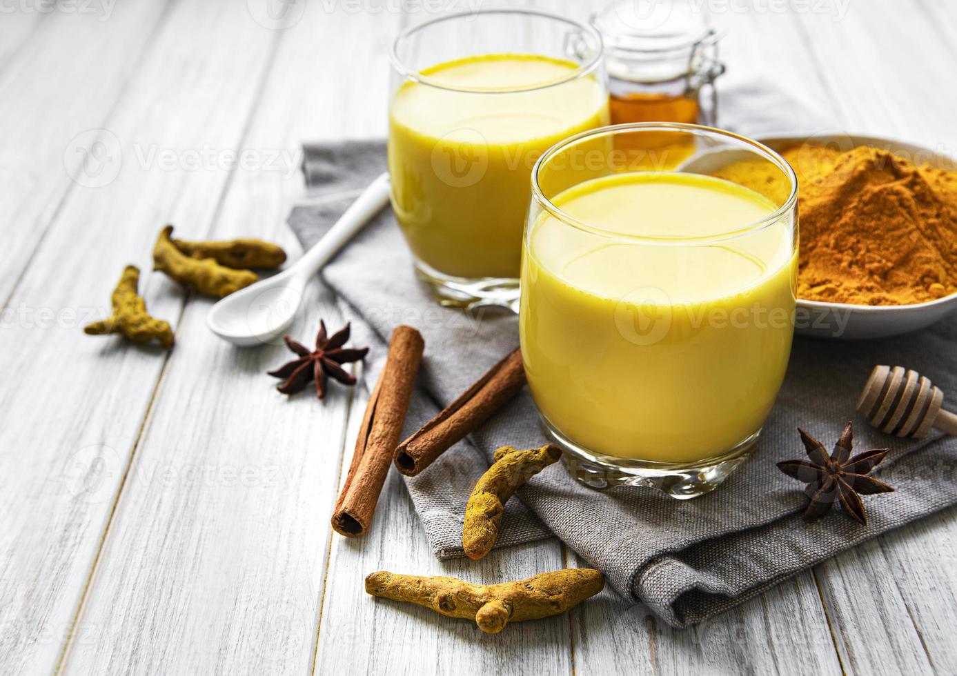 bevanda al latte alla curcuma gialla foto