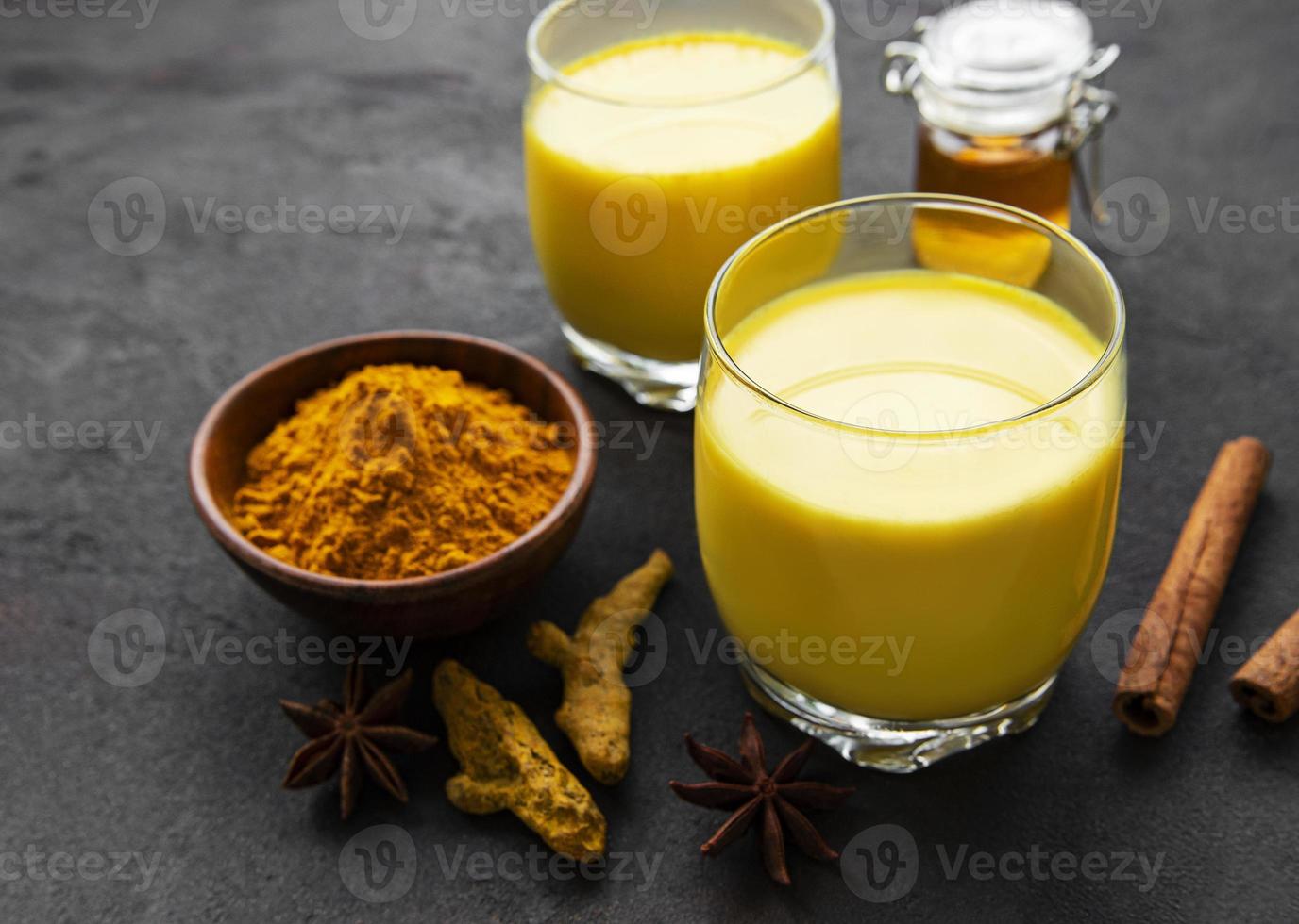 bevanda al latte alla curcuma gialla foto