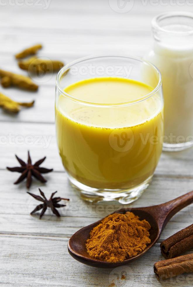 bevanda al latte alla curcuma gialla. foto