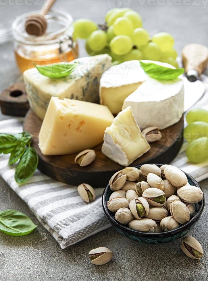 vari tipi di formaggi e snack foto