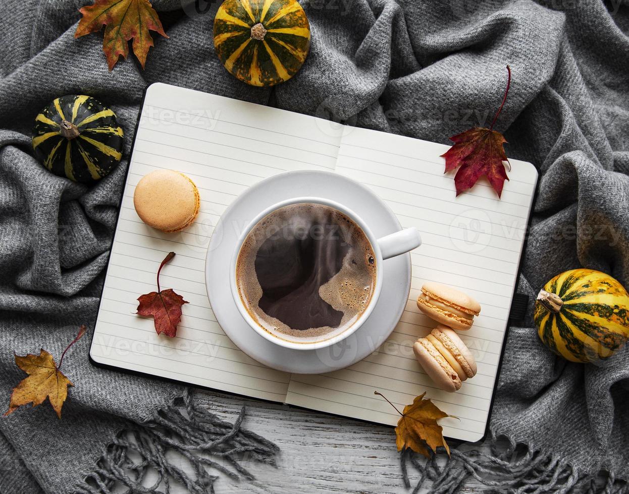 foglie d'acero, taccuino, tazza di caffè e sciarpa. foto