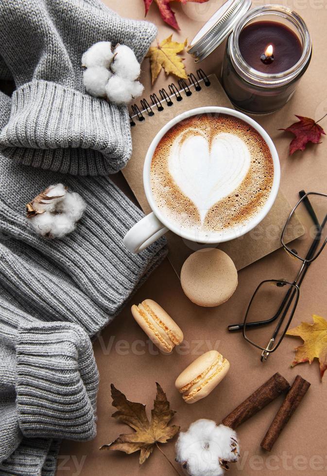 bella e romantica composizione autunnale con tazza di caffè foto