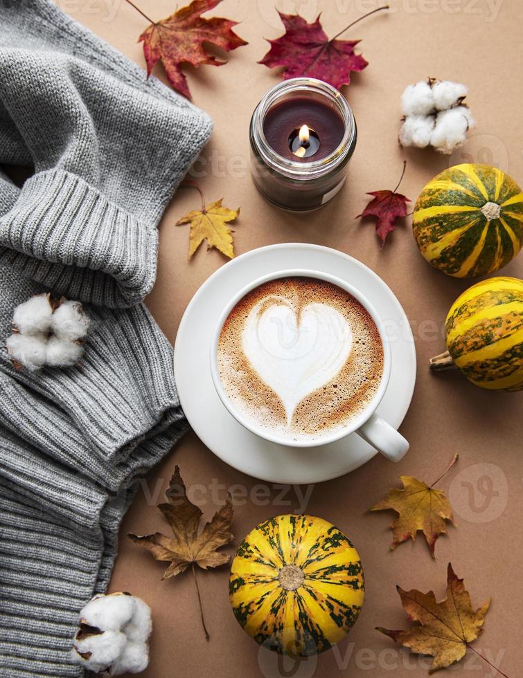 bella e romantica composizione autunnale con tazza di caffè foto