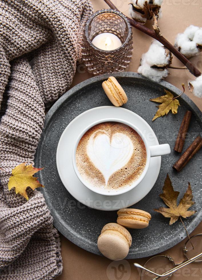 bella e romantica composizione autunnale con tazza di caffè foto