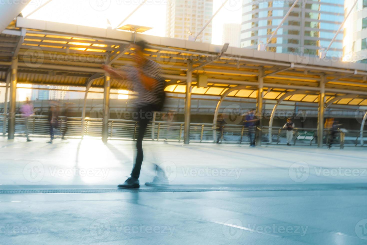 le persone che camminano in motion blur in città foto