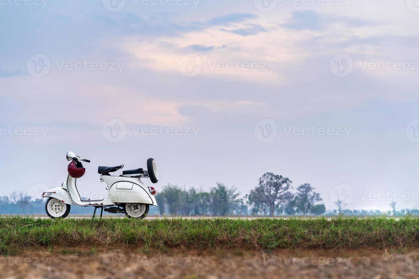 moto d'epoca bianche su una strada di campagna foto