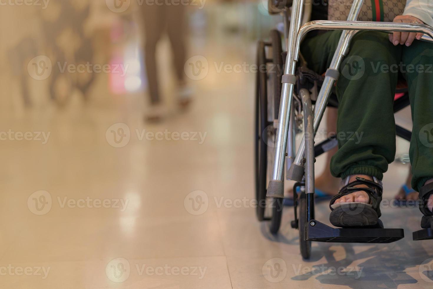 vista frontale della donna su sedia a rotelle durante l'ingresso nella sala espositiva foto