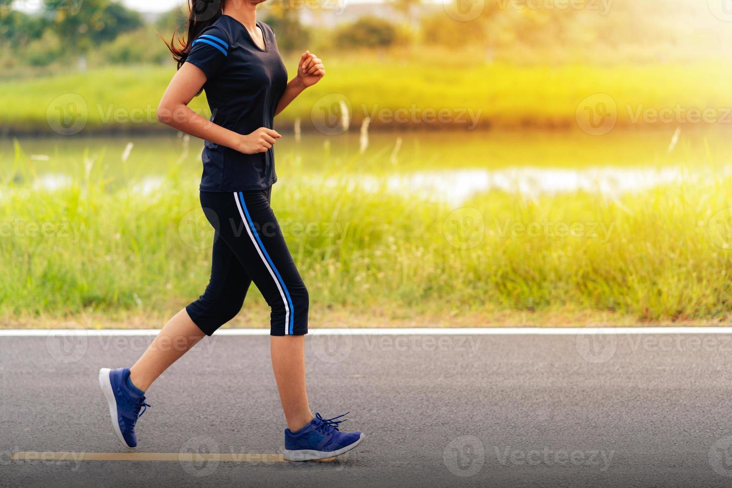 bella ragazza che corre su strada, allenamento fitness donna sana foto