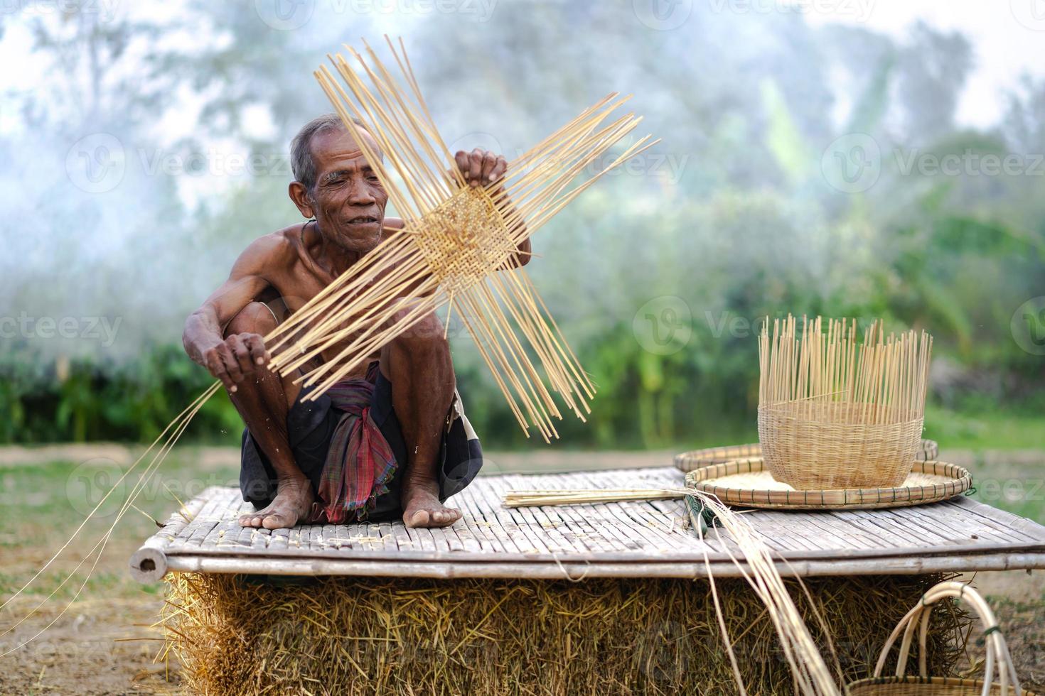 uomo anziano e artigianato di bambù, stile di vita della gente del posto in thailandia foto